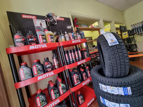 Auto-moto rezerves daļas, eļļas