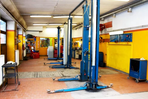 Autoserviss - boksi no iekšpagalma puses