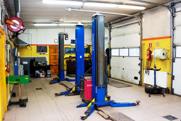 Autoserviss - boksi no ceļa puses